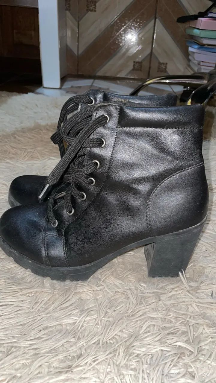 Par de botas à venda