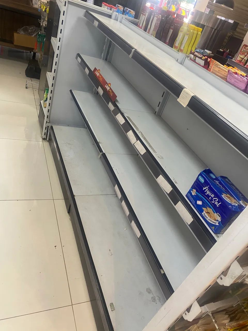 Vendo gôndolas para mini mercado duas central e duas de parede - Foto 5