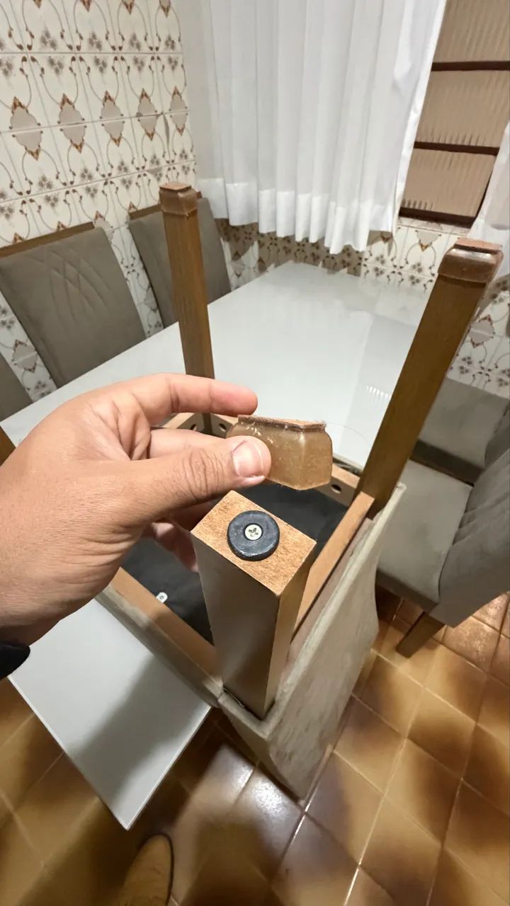 Mesa com 6 cadeiras estofadas e tampão de vidro 