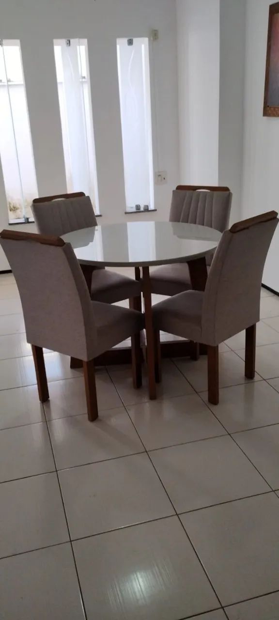 Mesa de Jantar Redonda 4 lugares pouco usada 