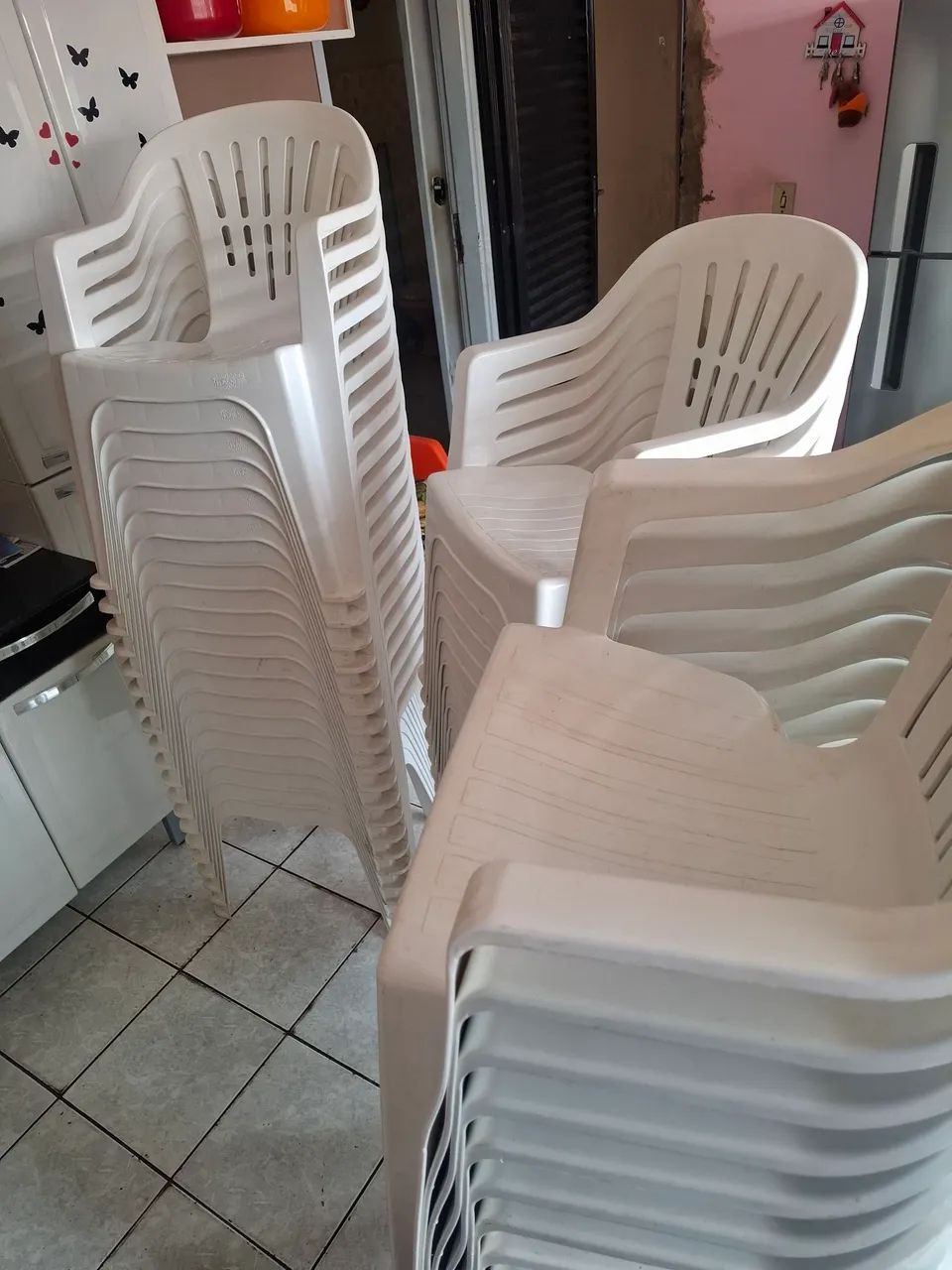 Cadeiras Pasticas Brancas com Braço ( 54 UNIDADES ) A RETIRAR - Foto 2