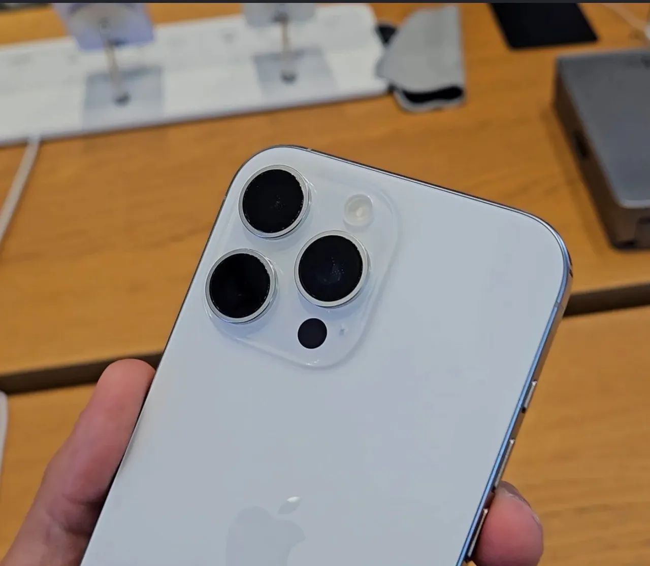 IPHONE 16 pro max 99%?GARANTIA ATÉ DEZEMBRO 