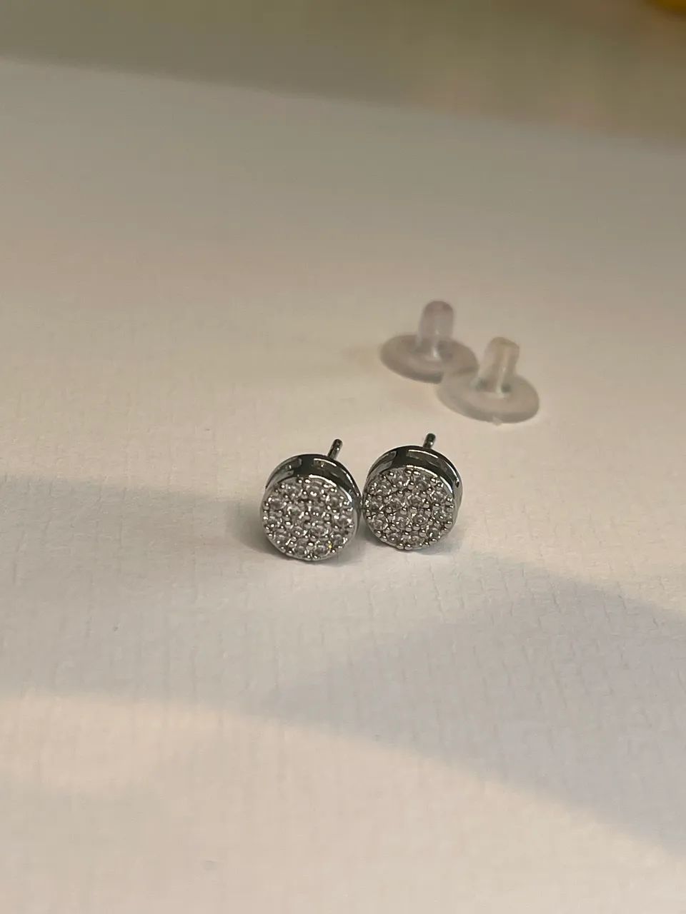 Brinco zirconia em ródio 0,7 cm