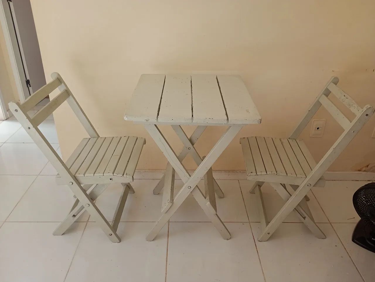 Mesa com 2 cadeiras em madeira des.
