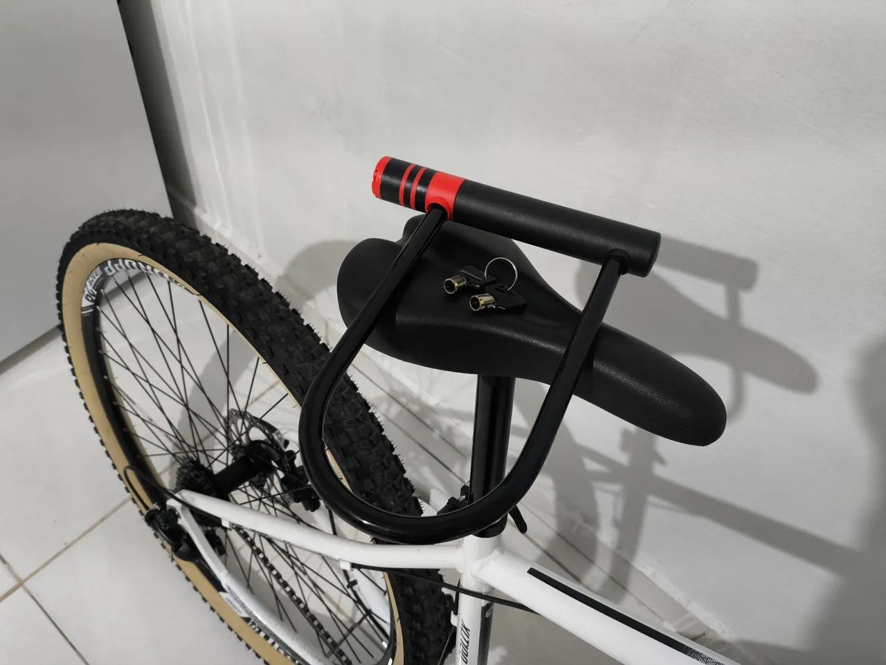 Bicicleta ksw xlt100 pouco usada + Capacete e U-Lock - Foto 5