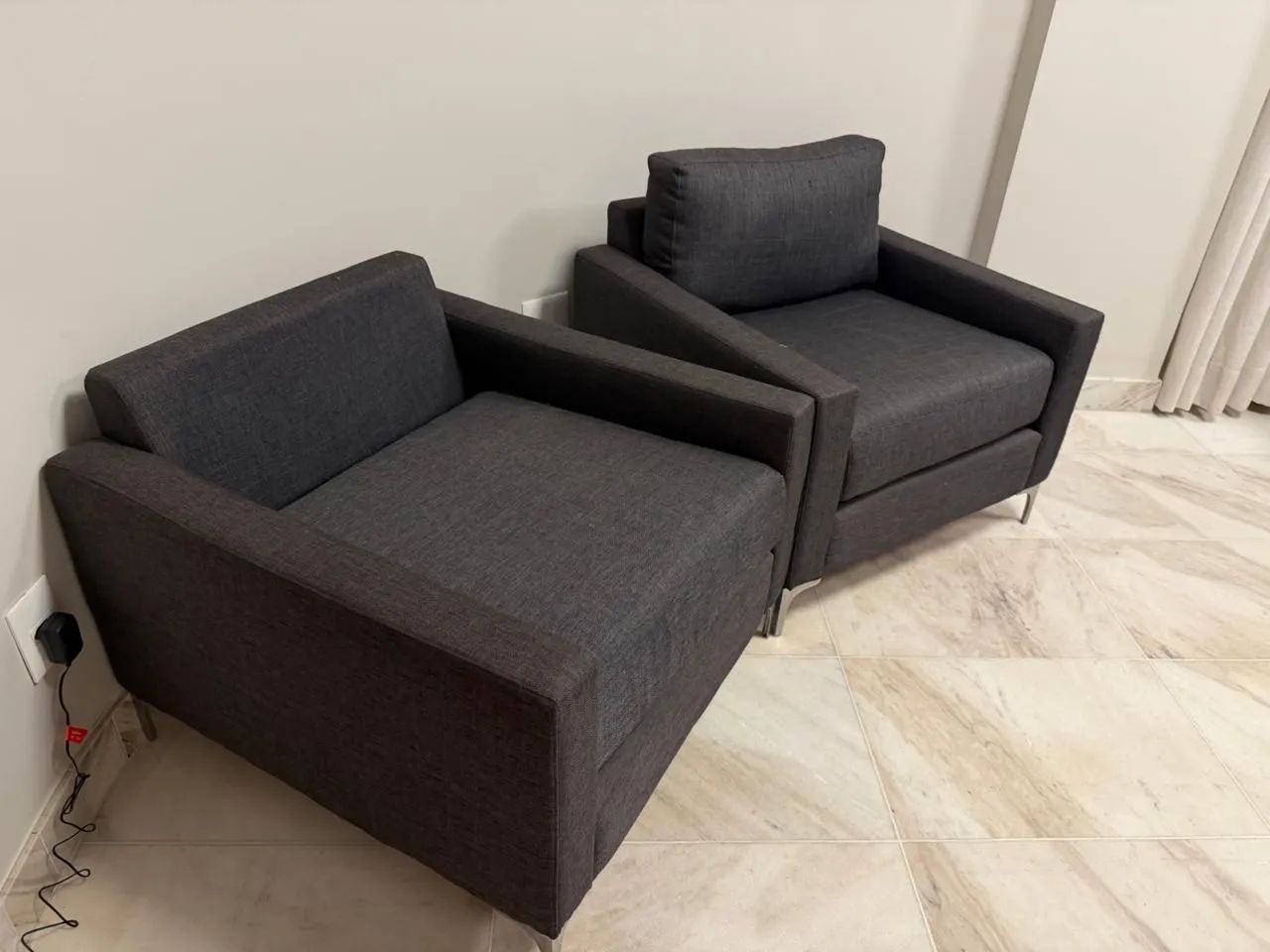 Duas Poltronas em tecido 