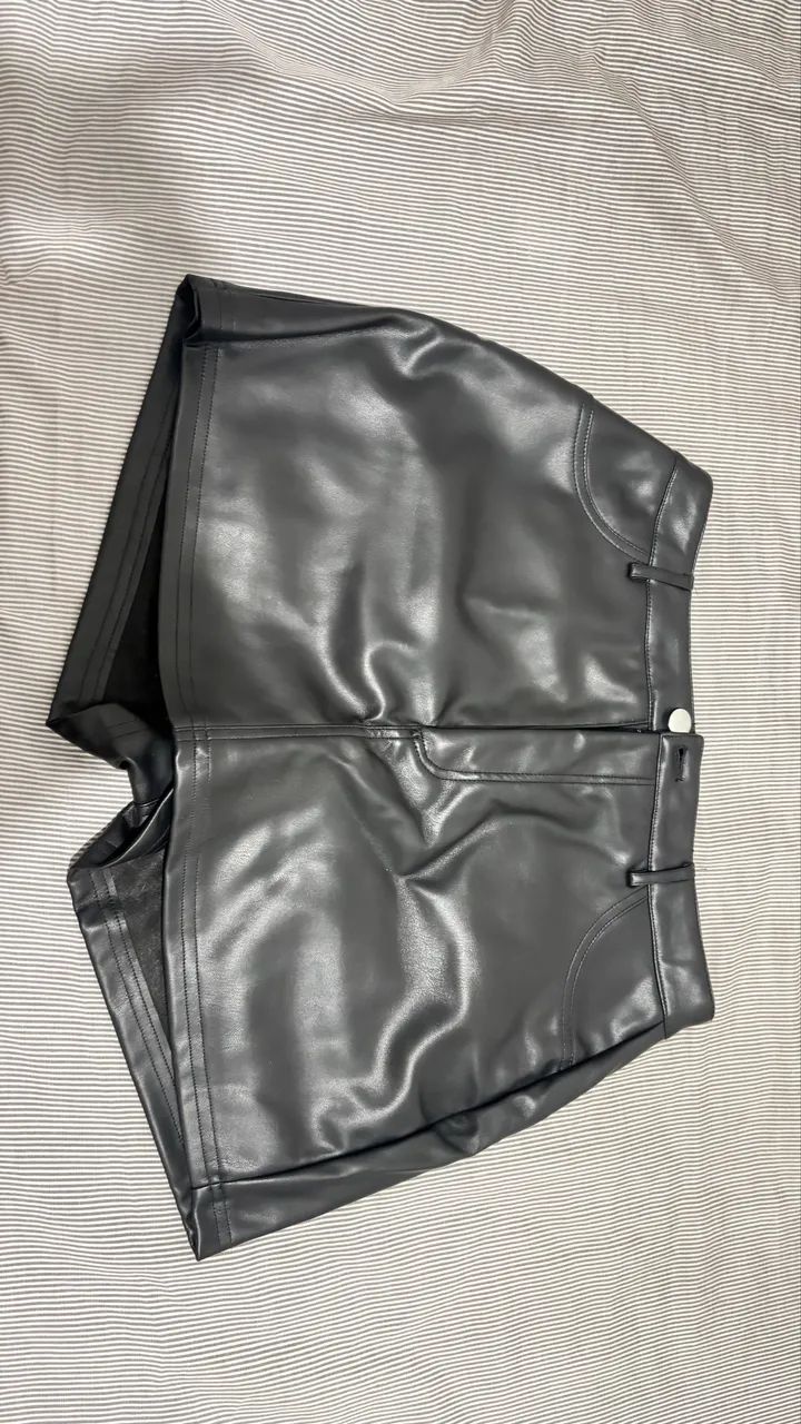 short saia poliuretano preto