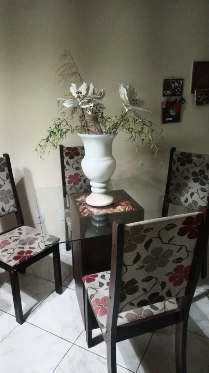 Mesa tampa de vidro  com 4 cadeiras