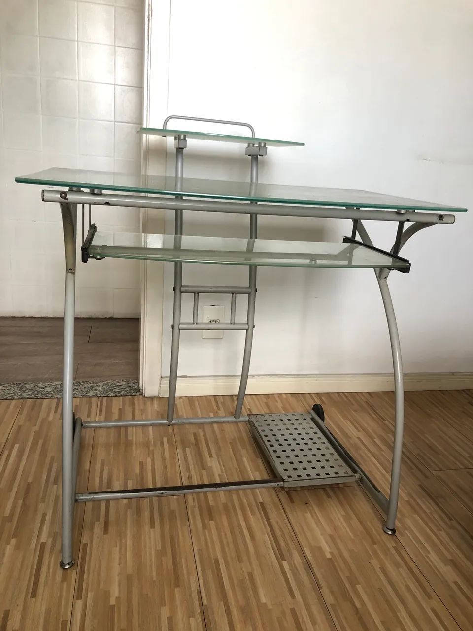 Mesa de Computador em Vidro Temperado e Metal  - Foto 2