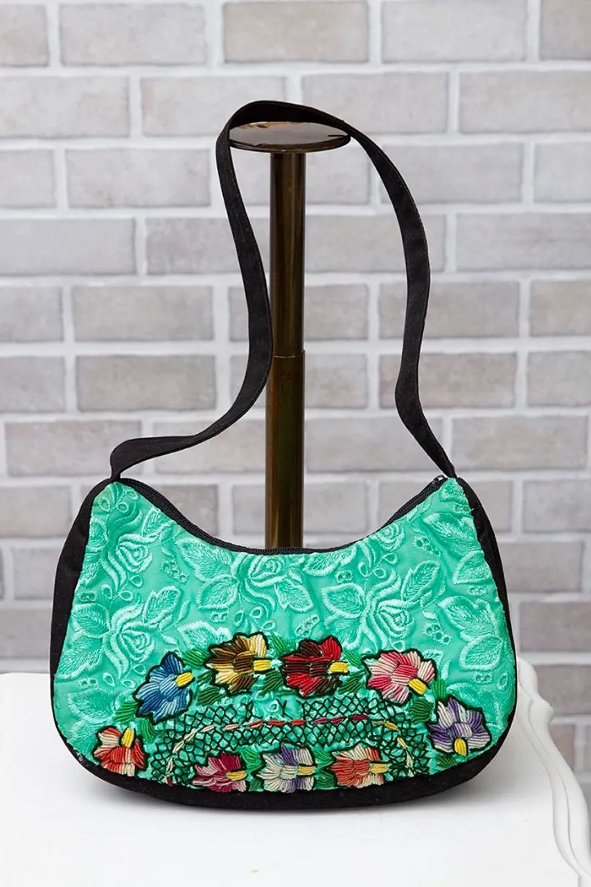 bolsa pequena artesanal bordada - seminova