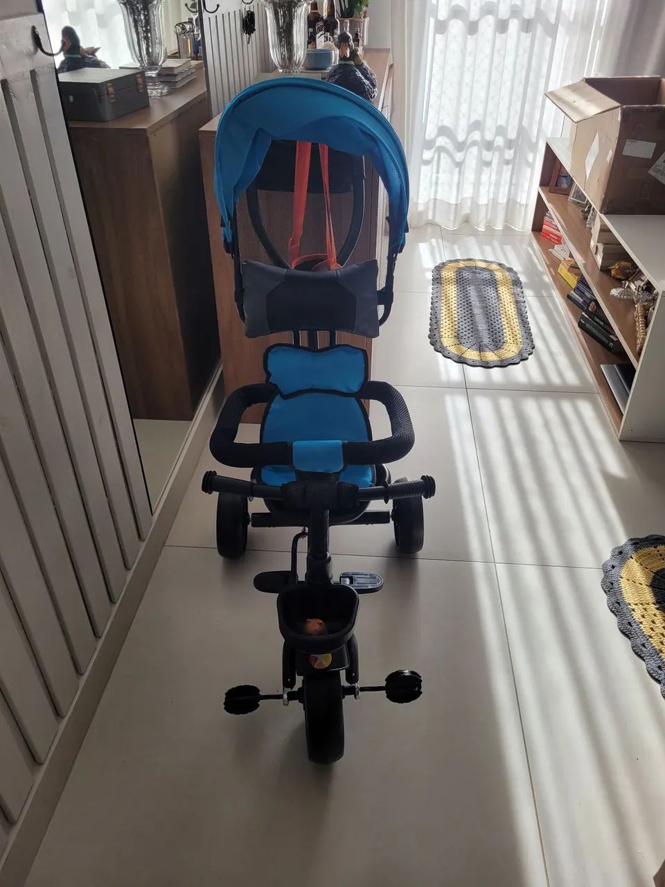 Triciclo Infantil com Empurrador - Usado Apenas 1 Vez - Foto 2