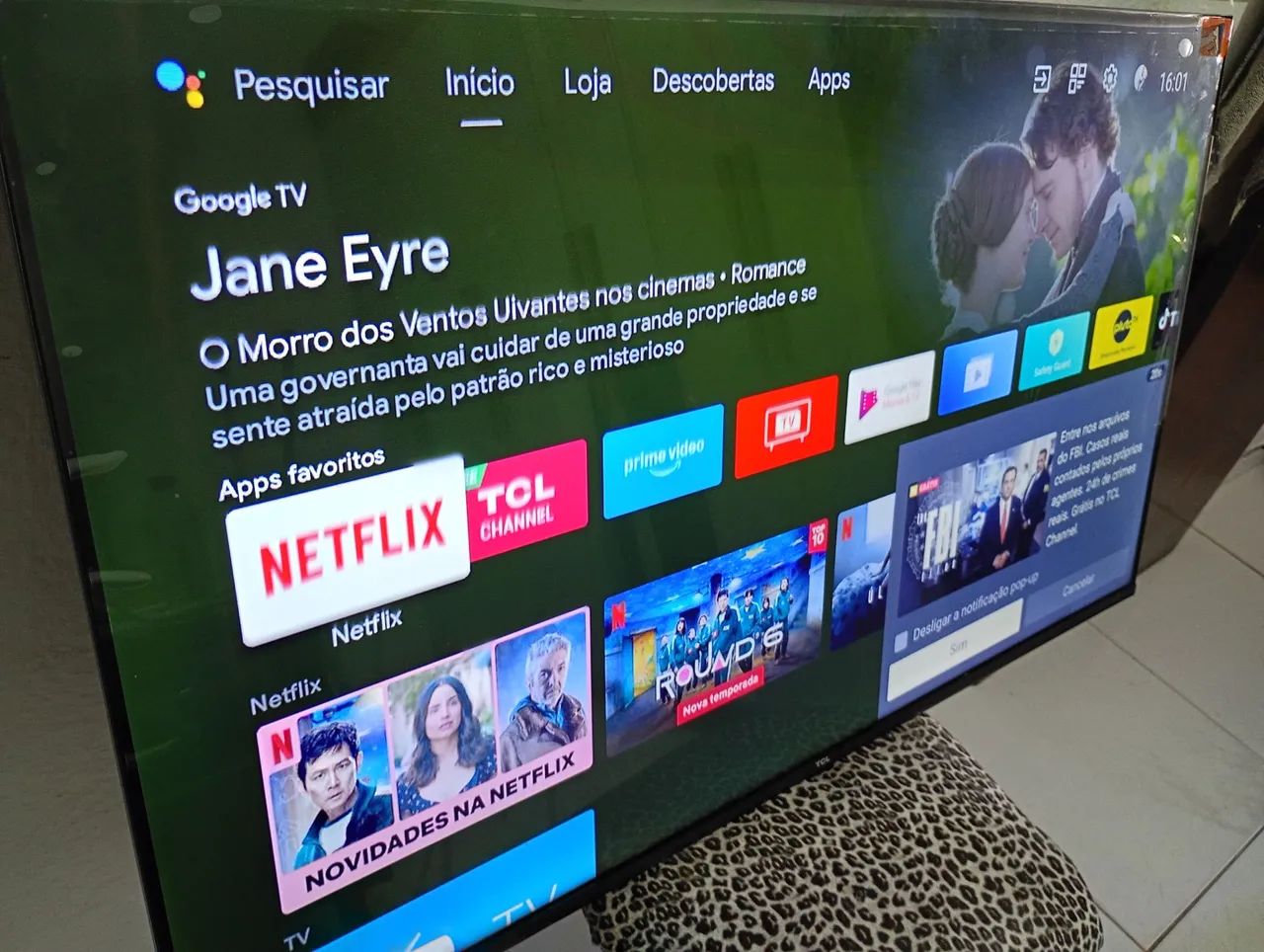 Vendo ou troco uma TV smart 43 polegadas nova no plástico comando de voz - Foto 5