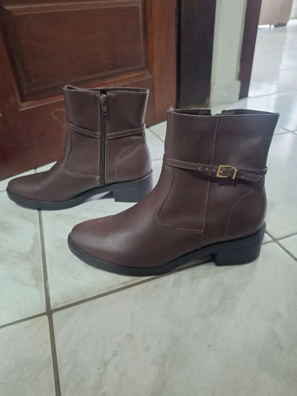 BOTA DE COURO MARROM (usada apenas 1x) em perfeito estado