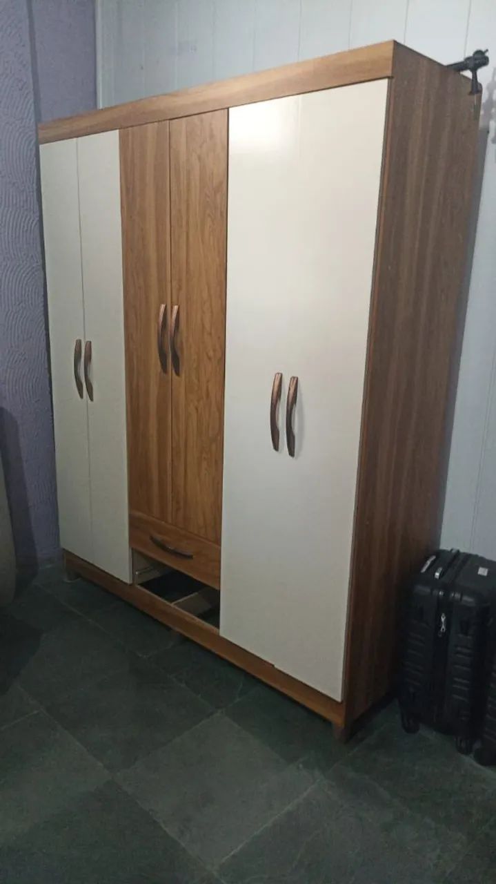 Guarda roupa 6 portas.