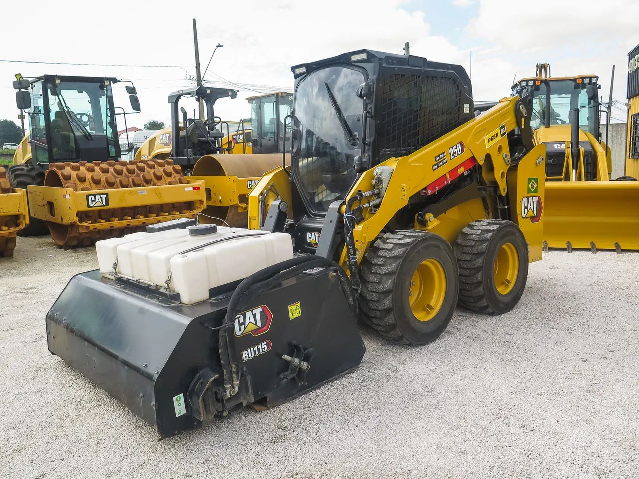 Mini carregadeira CATERPILLAR 250 2025 com 760h de operação - Foto 4
