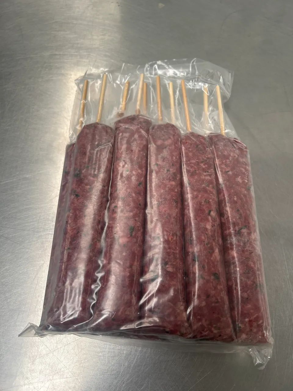 Espetinho de kafta embalado a vácuo 