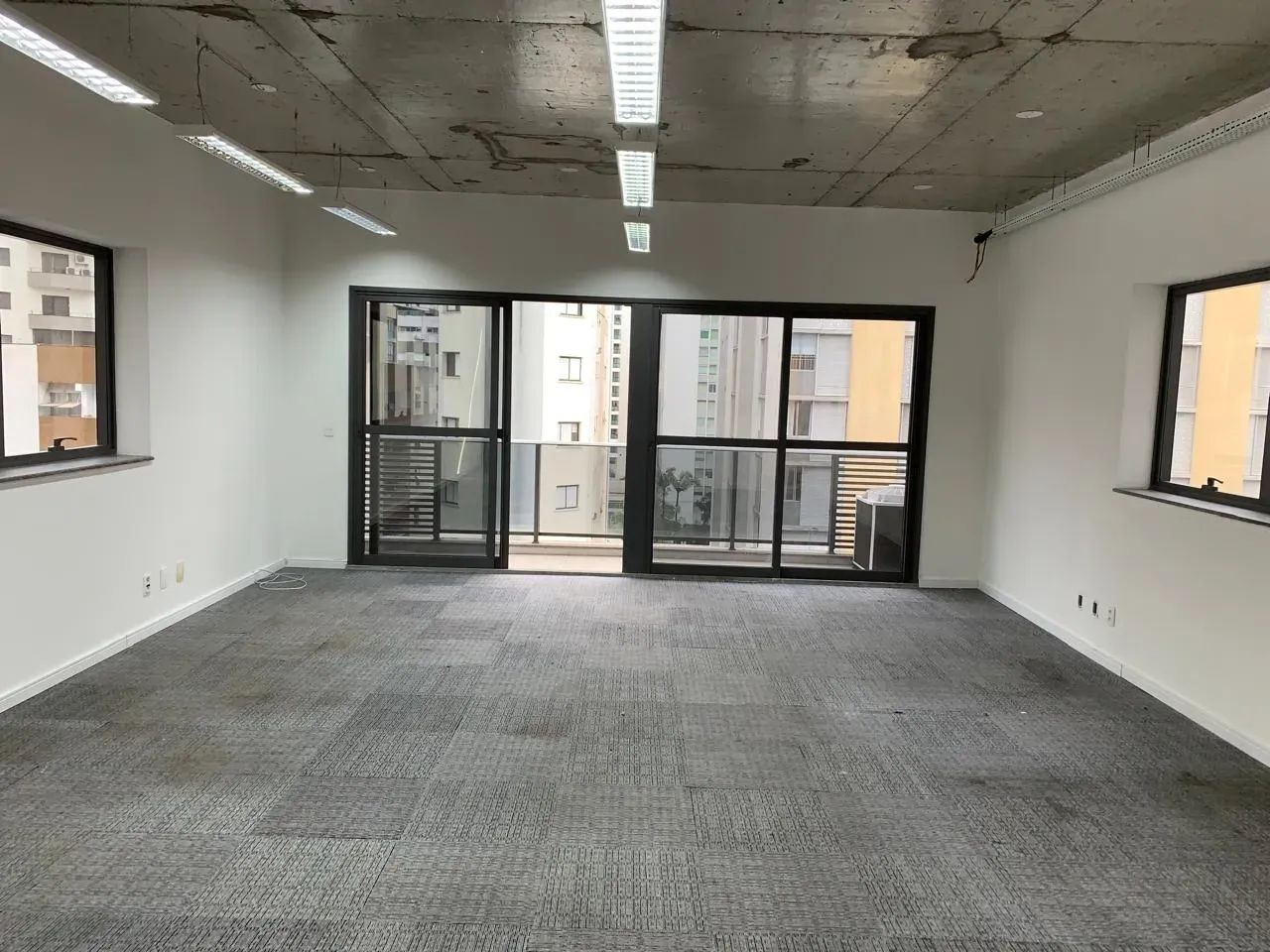 64 m² - PISO ELEVADO - AR CONDICIONADO - 2 BANHEIROS - 1 COPA - 2 VAGAS - Foto 3