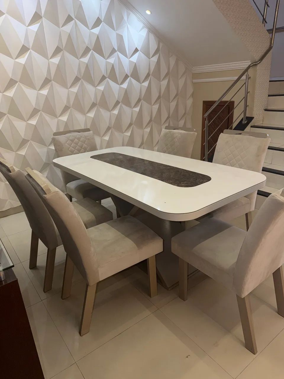 MESA E CADEIRAS DE LUXO EM ÓTIMO ESTADO 