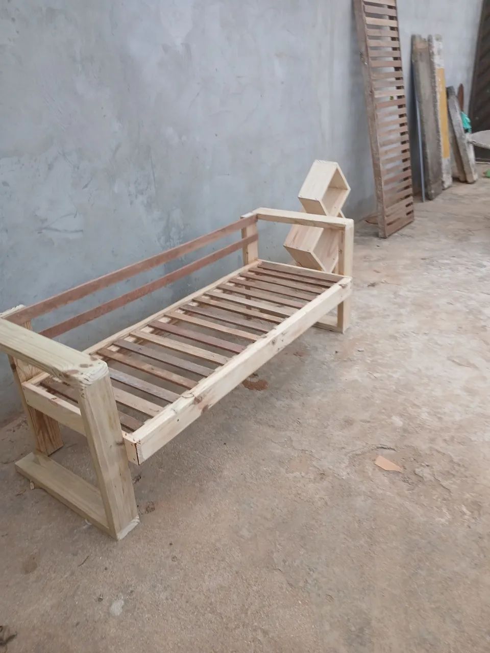 Sofa rustico e porta livros desponivel - Foto 3