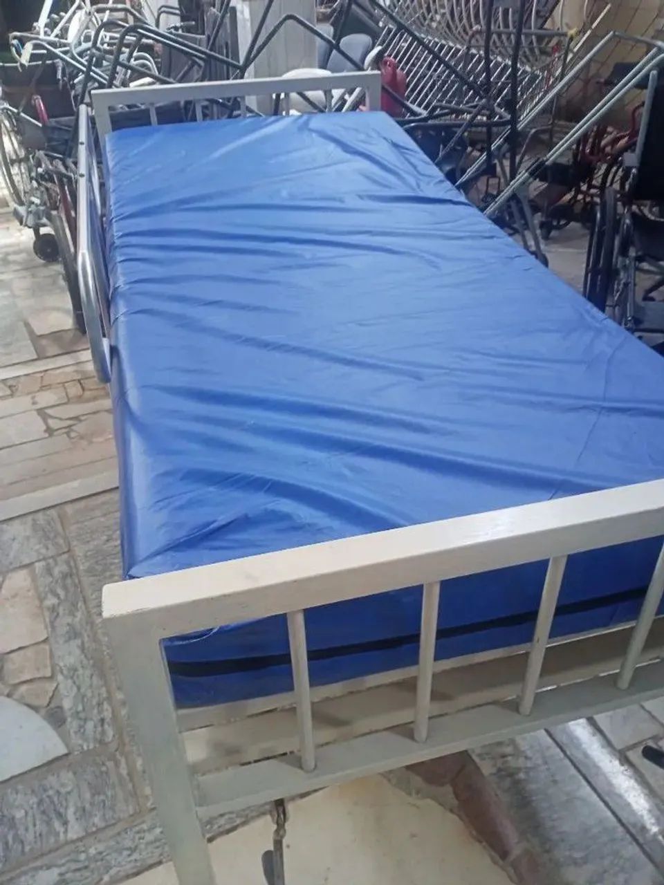 Camas hospitalar com rodinhas com colchão impermeável
