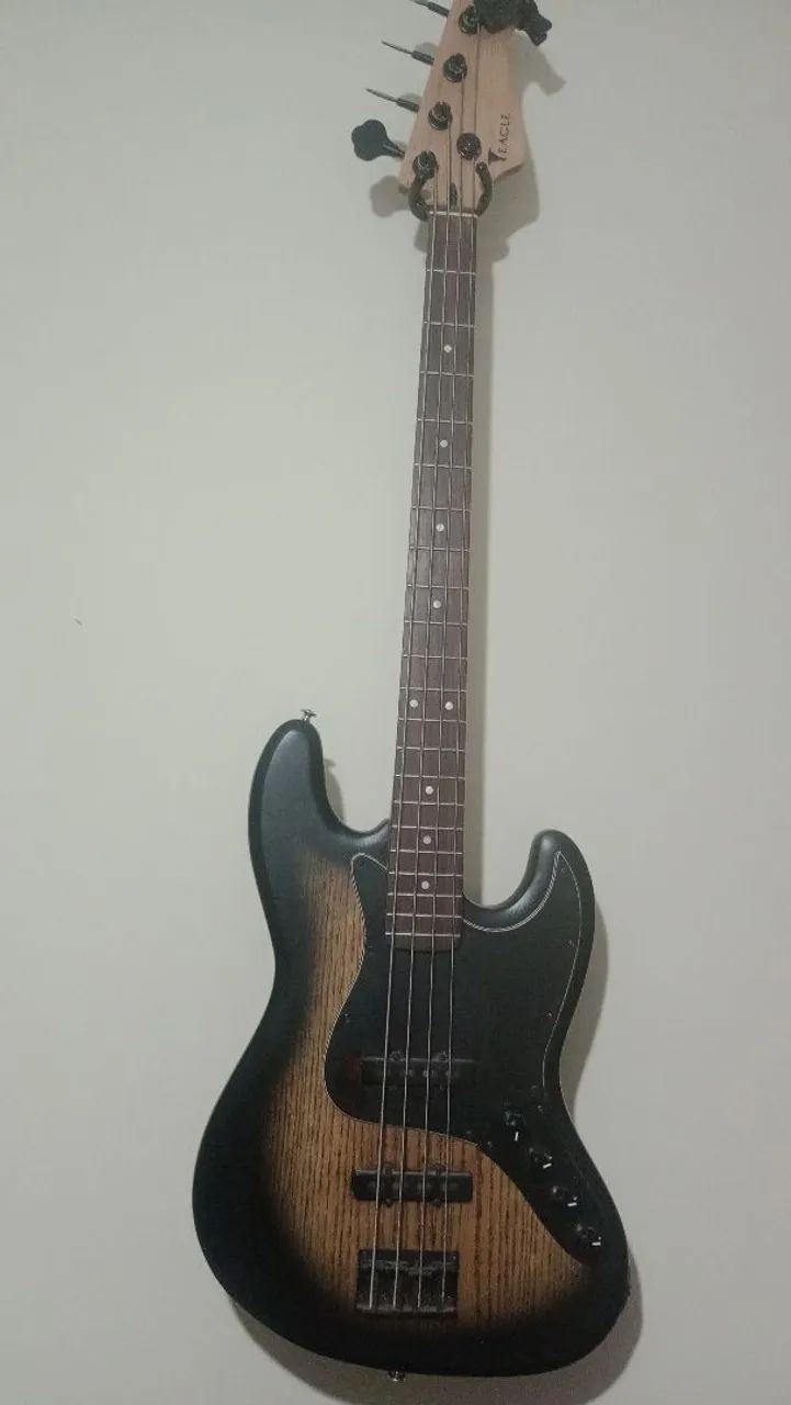 Baixo Eagle com captadores Yamaha e circuito coreano ativo