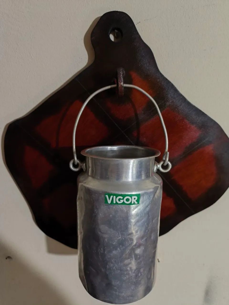 Leiteira antiga em alumínio em placa decorativa. - Foto 5