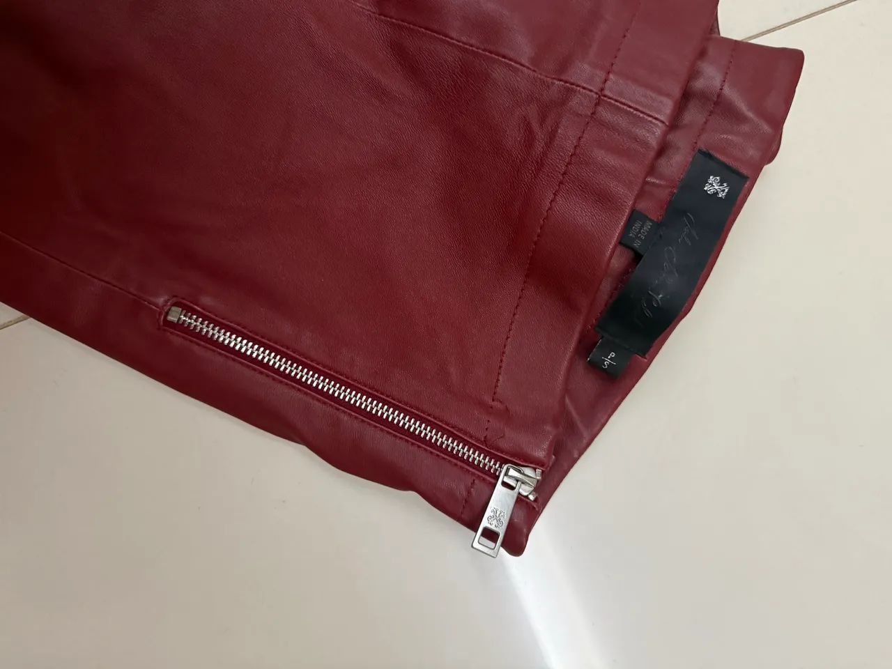 Calça de couro John John original - vinho/bordô - tam P - Foto 4