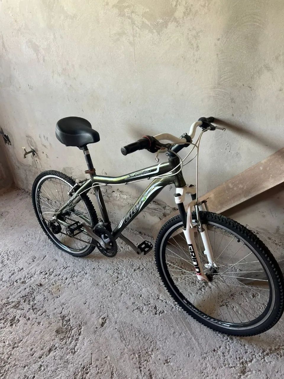 Bicicleta Semi nova. Banco anatômico. Super confortável  - Foto 2