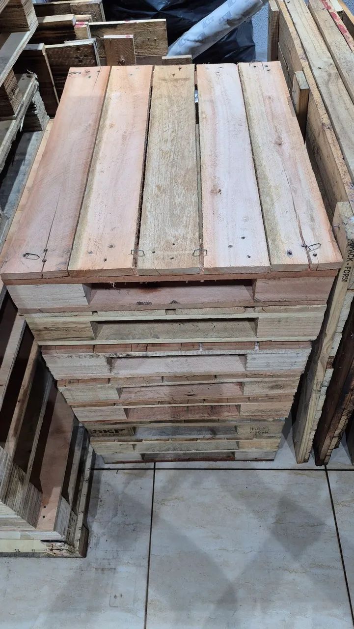 Pallets seminovos, medida 0.80 por 0.60 centímetros, madeira eucalipto, entregamos. 