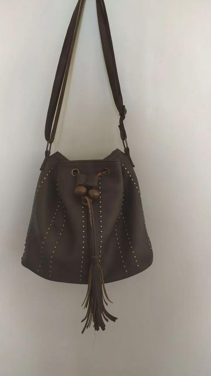Bolsa estilo saco tiracolo marrom 