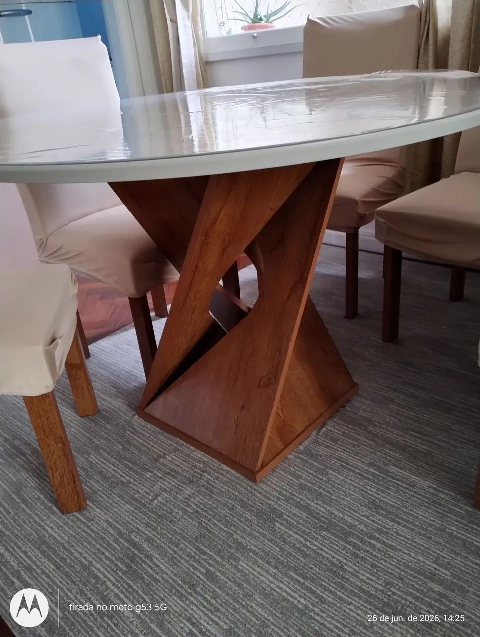 Vendo: Mesa redonda com trampo de vidro e 6 cadeiras, (nova)