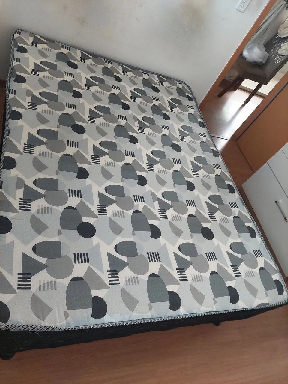 Vendo cama de casal base com colchão macio em anexo. 