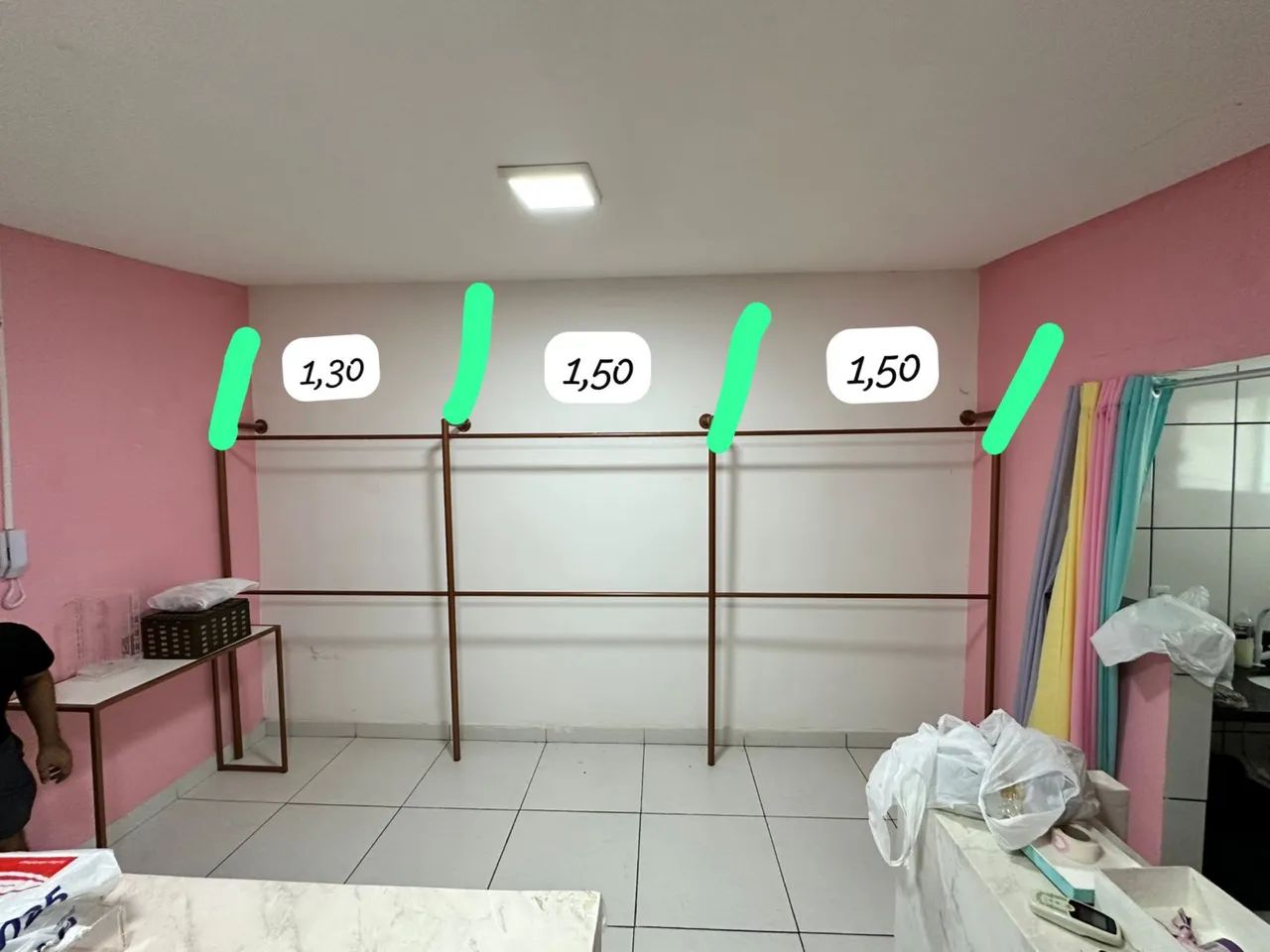 Arara de roupa de parede dourada para loja 