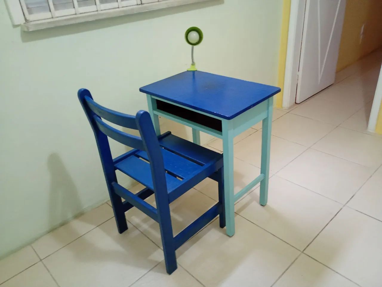 Escrivaninha com cadeira e luminária  - Foto 3