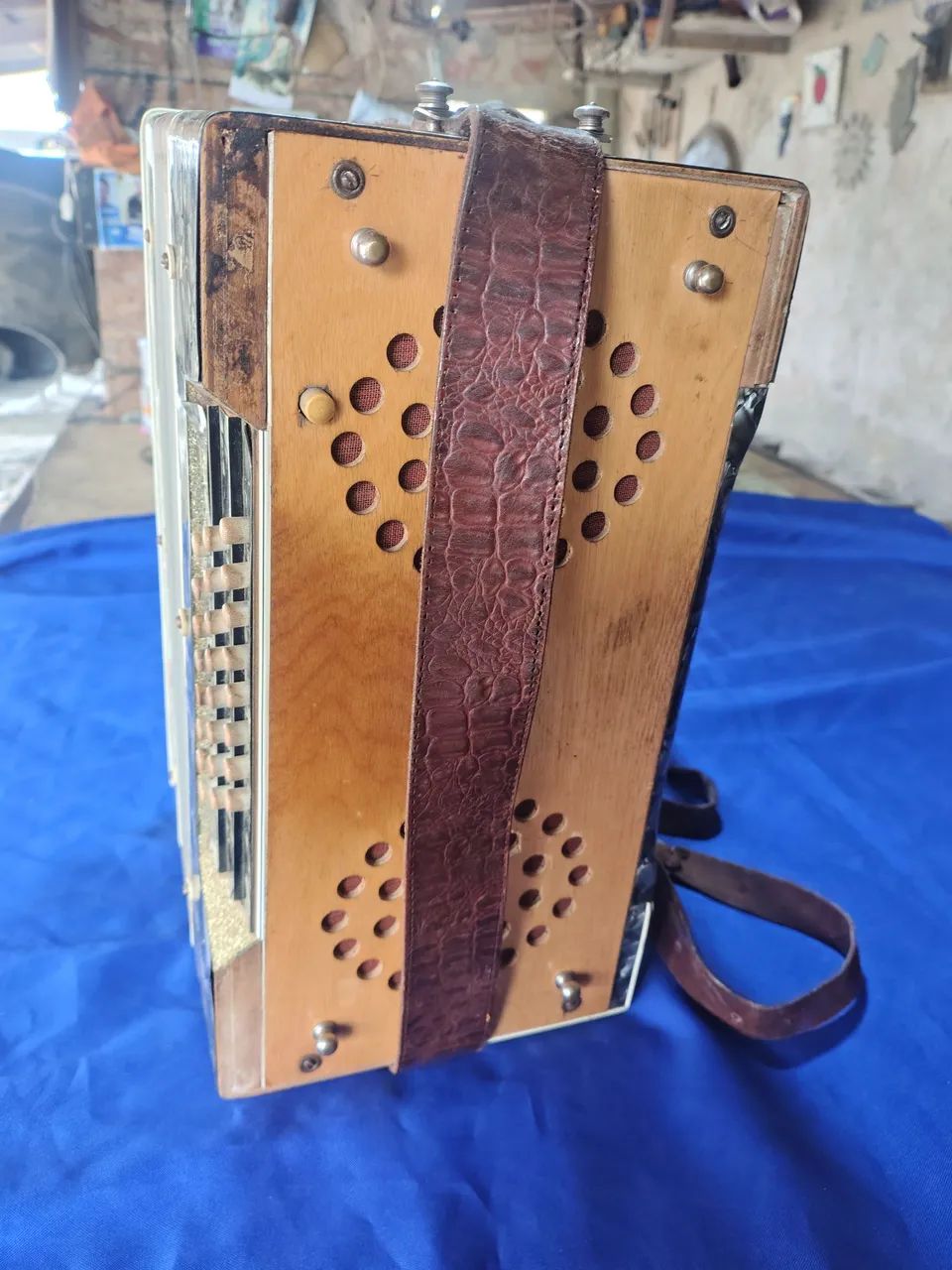 Acordeon cromática C e Grif 24 baixos - Foto 3
