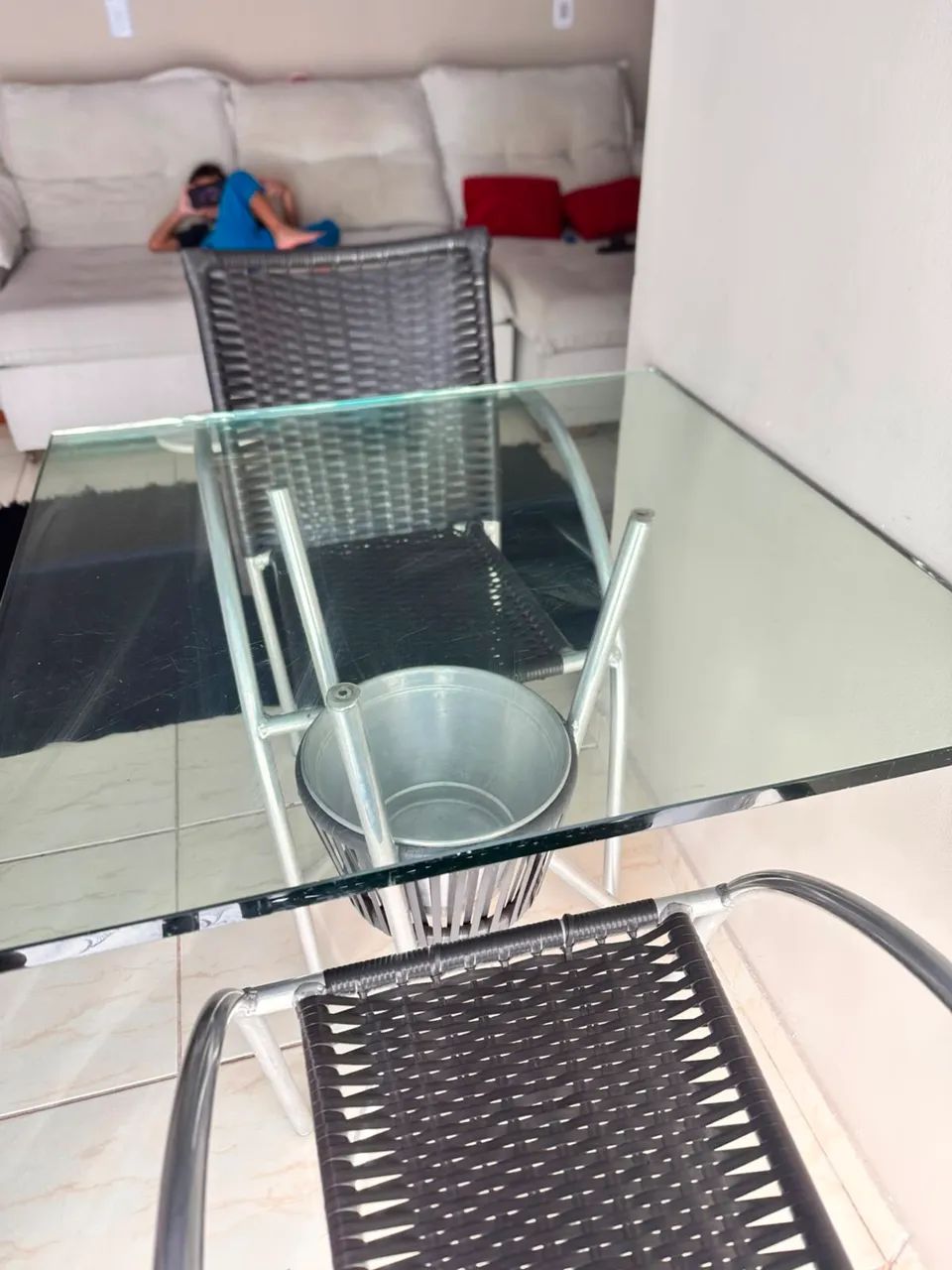 Mesa de vidro com balde de gelo para colocar bebidas  - Foto 4