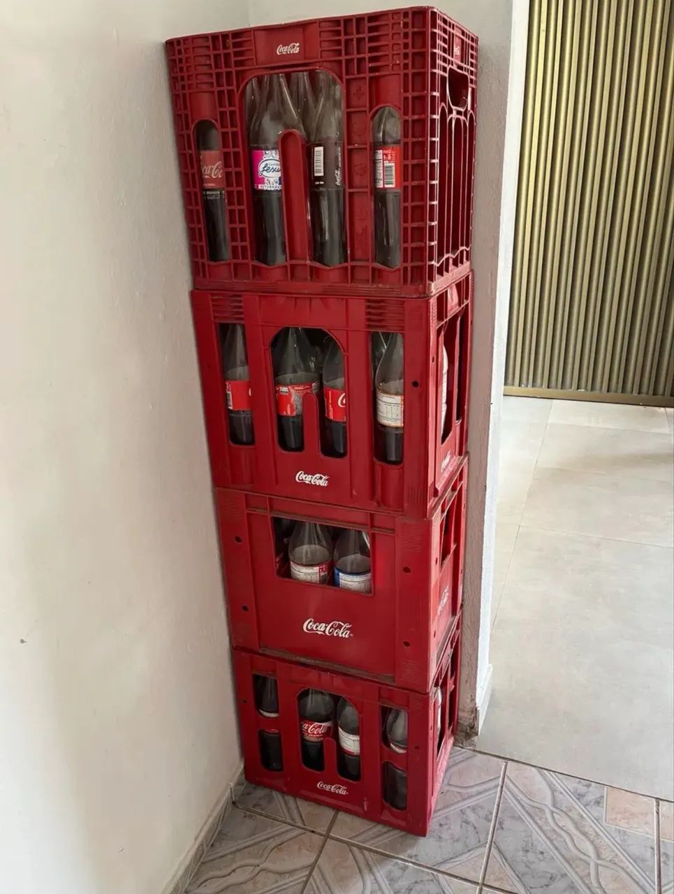 Grade com garrafas de refrigerante 