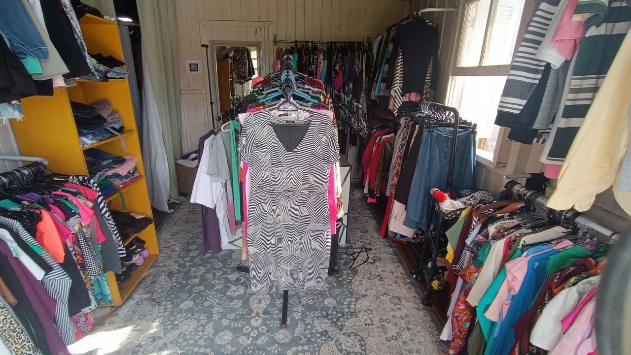 Brechó completo roupas e mobiliário  - Foto 4