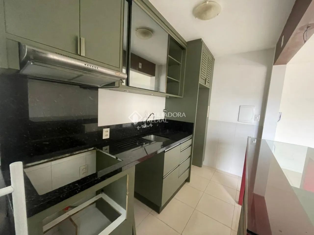 Apartamento semi mobiliado de 2 dormitórios no Centro de Florianópolis - Foto 3
