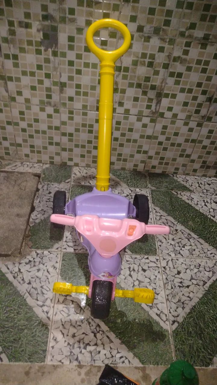 Vendo 1 bicicleta e 2 velocípede grande e pequeno - Foto 4