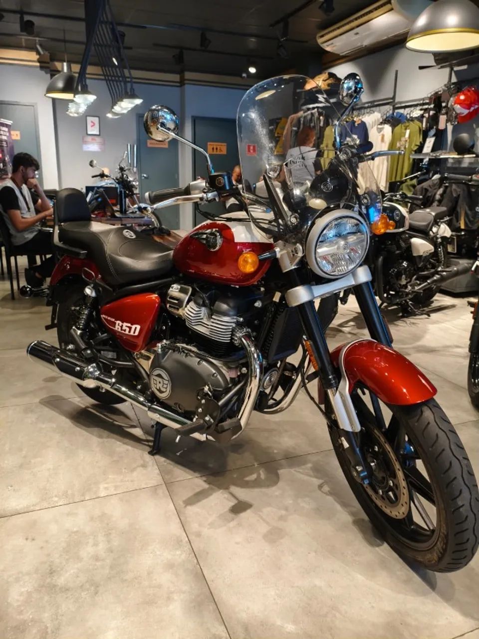 SUPER METEOR 650 CELESTIAL RED