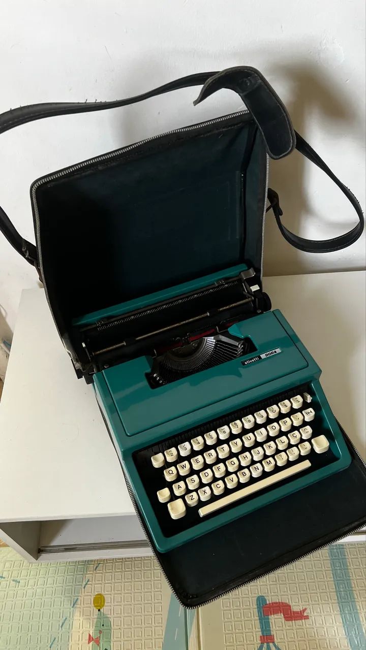 Máquina de escrever antiguidade Olivetti DORA