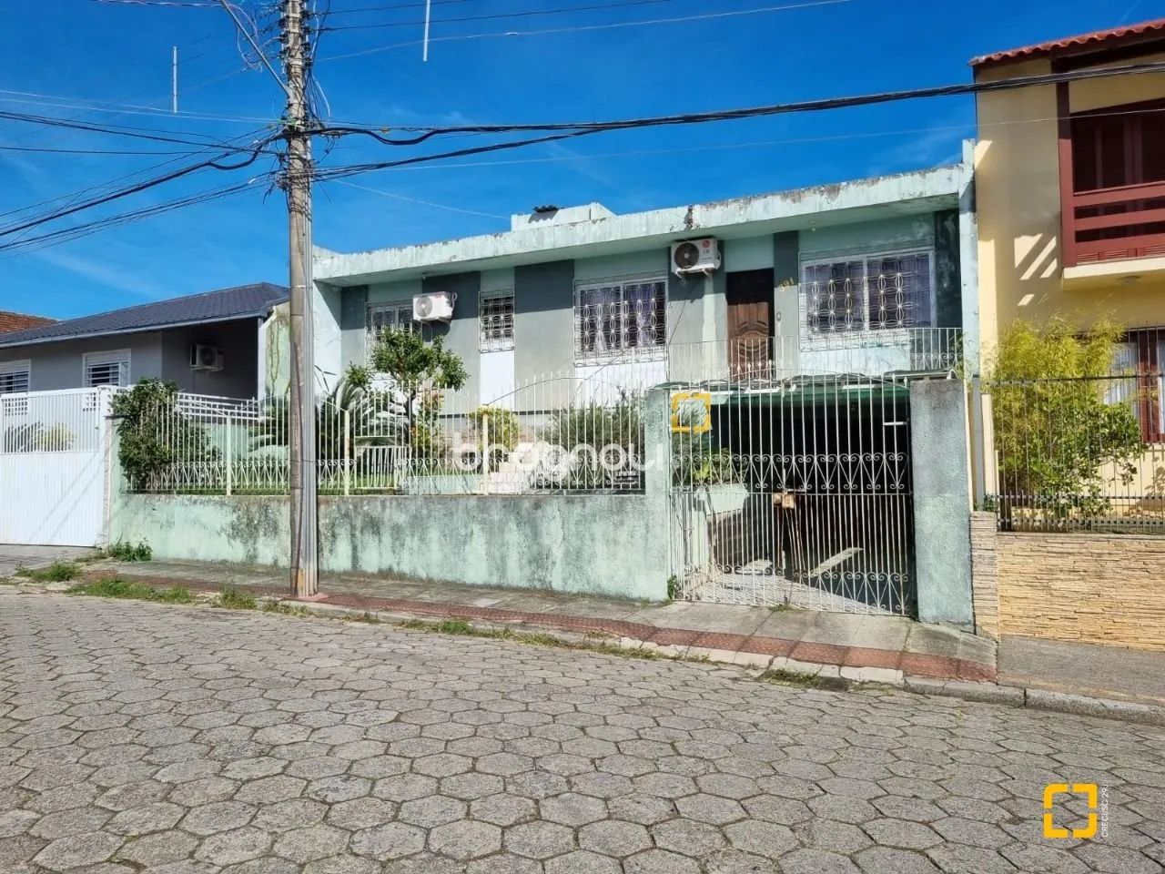 Casa 03 quartos com edícula em Coqueiros.
