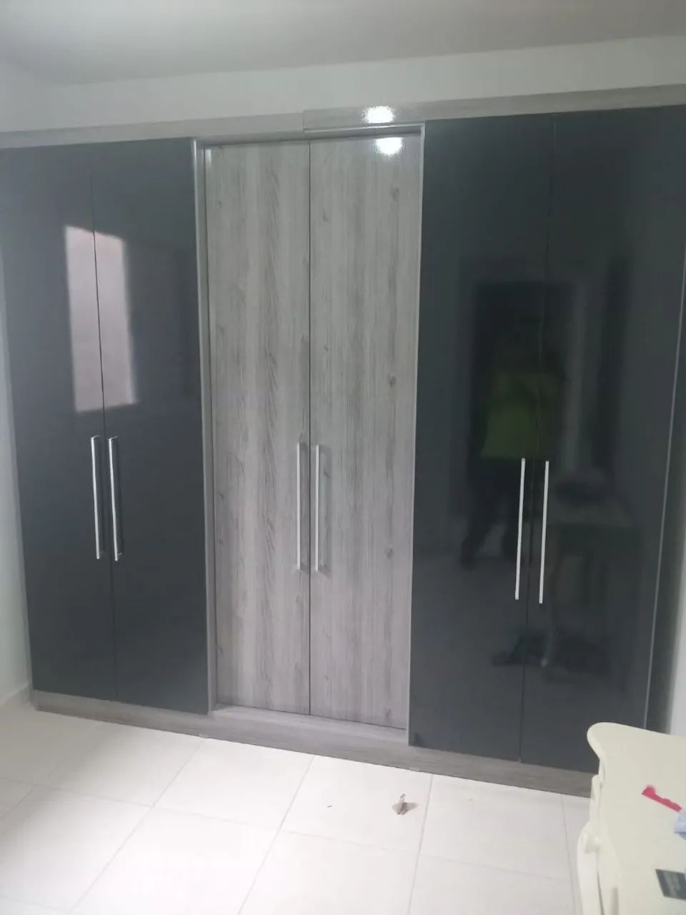 Roupeiro semi-novo 