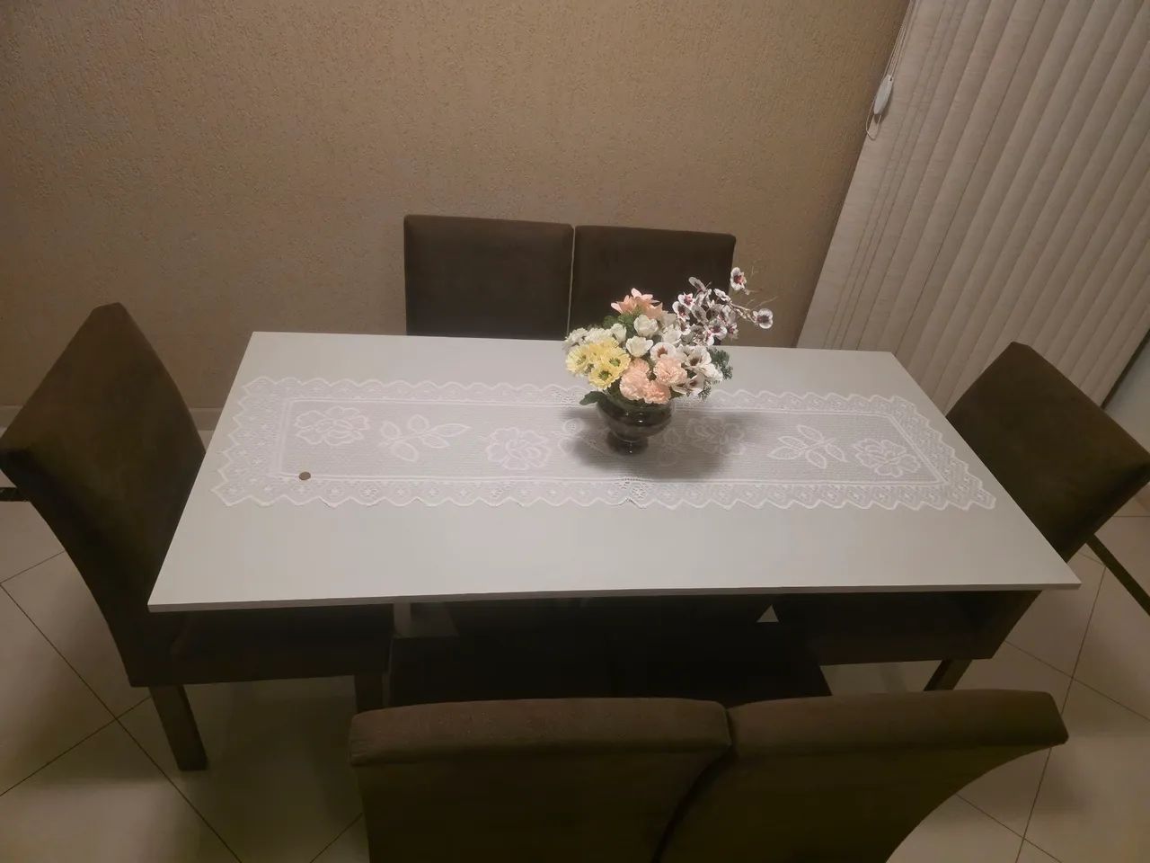 Vendo mesa com 6 cadeiras muito nova - Foto 3