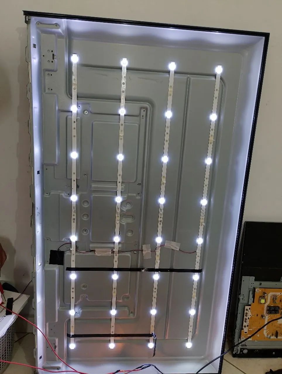 Led em ótimo estado e vai com a parte de traz da tv  - Foto 4
