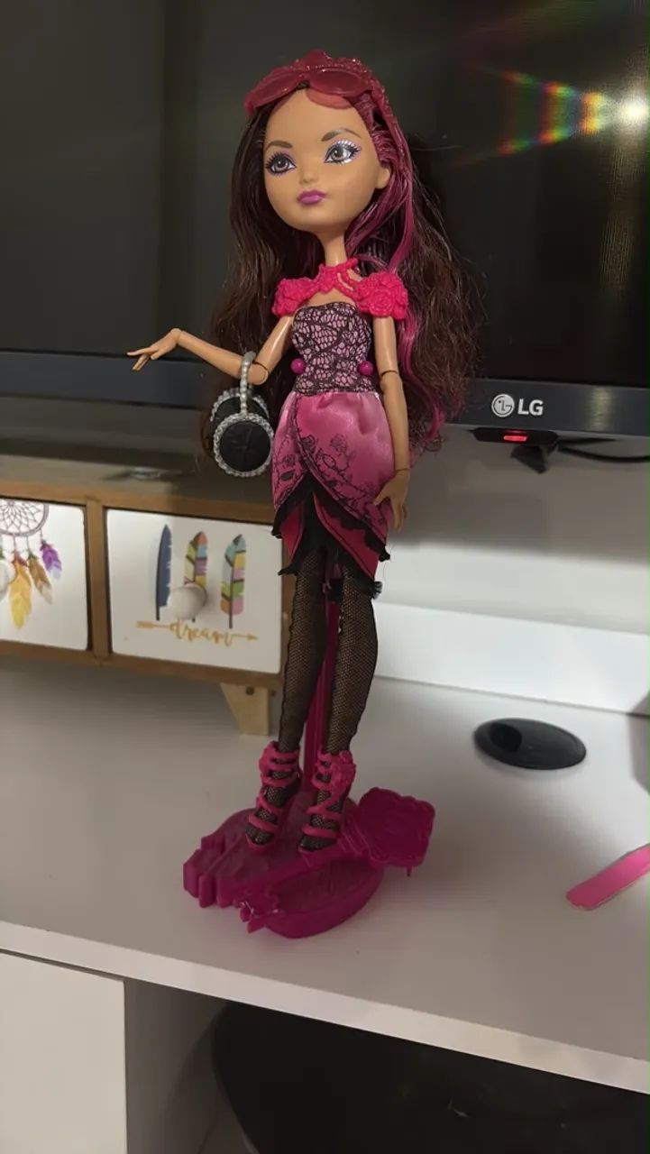 Boneca Ever After High (conservada)