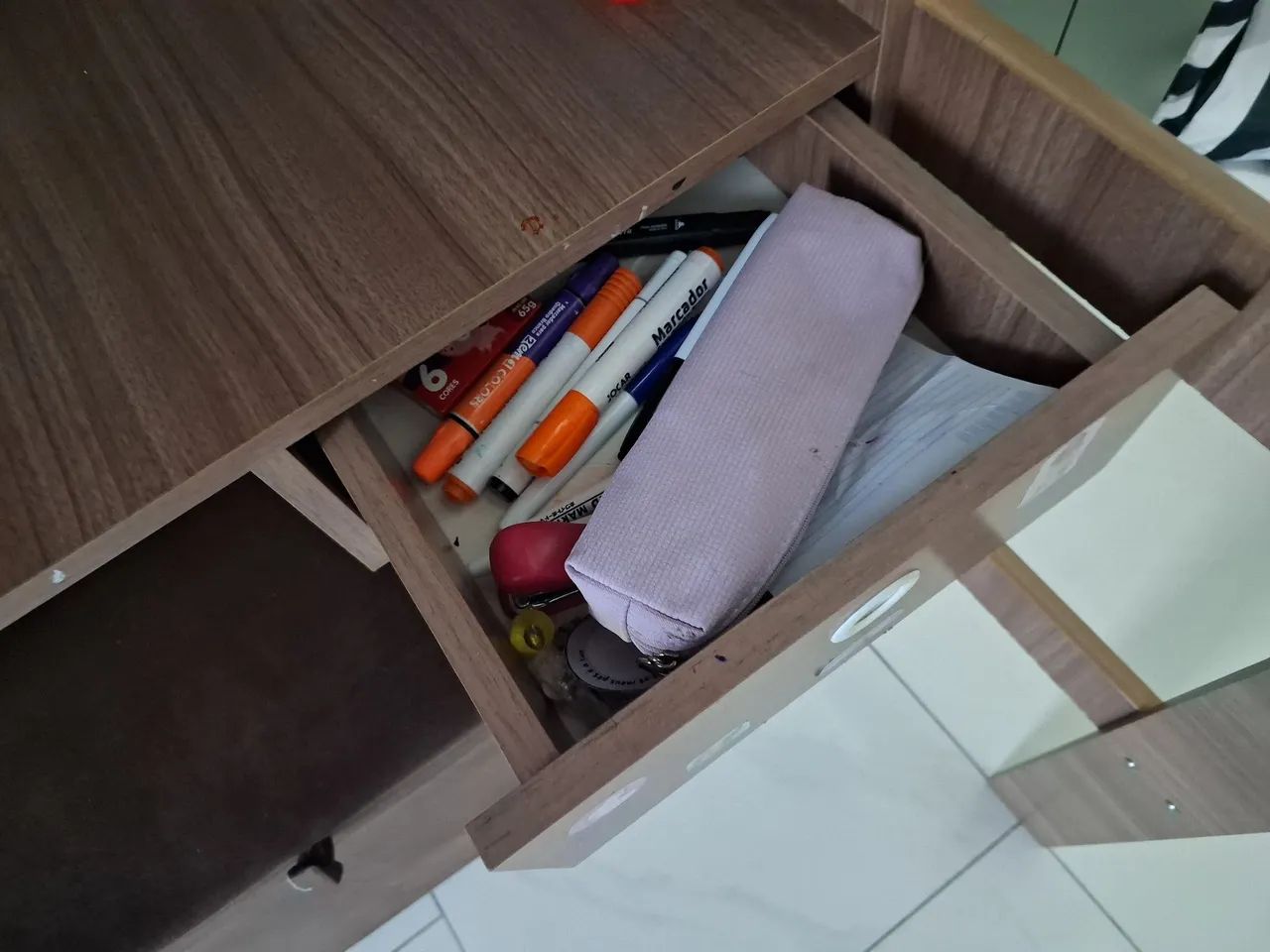 Cama solteiro elevada com escrivaninha, armário e baú  - Foto 4