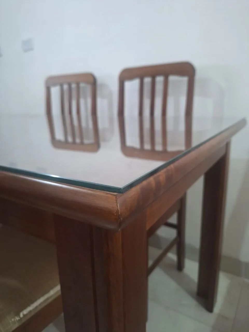 Mesa de jantar retangular 1,60 x 0,80 com tampo de vidro e 6 cadeiras estofadas - Foto 3