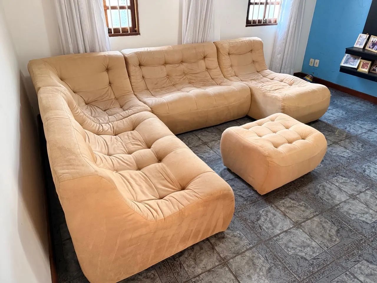 Sofá de Canto Modular em Suede Bege + Pufe (Super Espaçoso e Confortável) - Foto 4